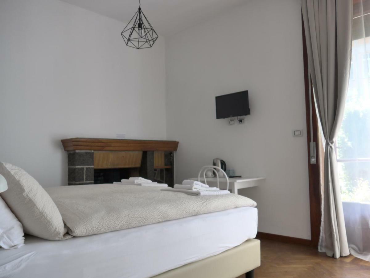 La Tana Rooms เลนโน ภายนอก รูปภาพ