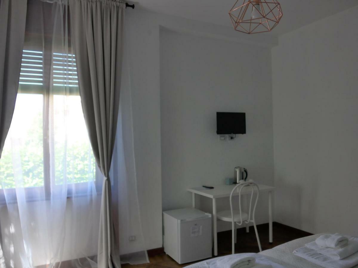 La Tana Rooms เลนโน ภายนอก รูปภาพ